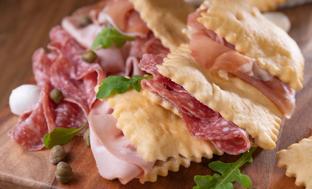La crescentina è la versione bolognese dello gnocco fritto di Modena