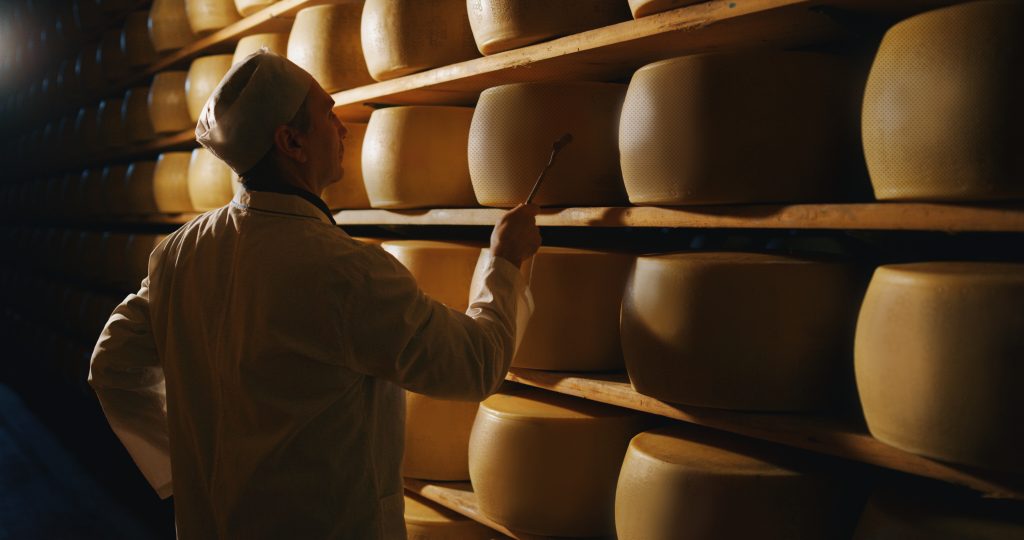 Ai piedi del Monviso, dove il tempo sembra scorrere più lentamente e i pascoli incontaminati donano al latte caratteristiche uniche, nasce la Tuma del Monviso, un formaggio che racchiude tutta la tradizione casearia della montagna.