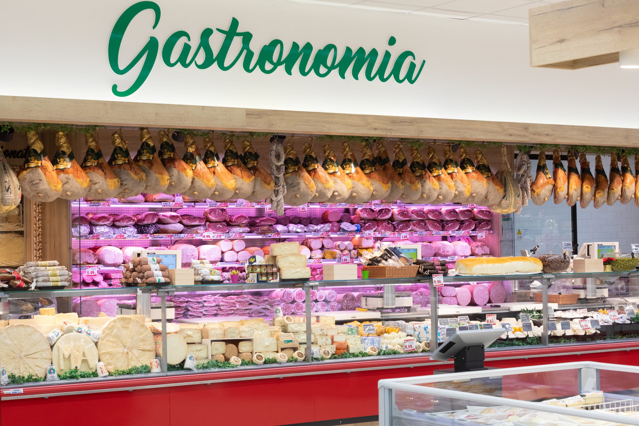 L'arte del gastronomo e del salumiere è anche quella di saper tagliare salumi e formaggi per esaltarne le qualità organolettiche