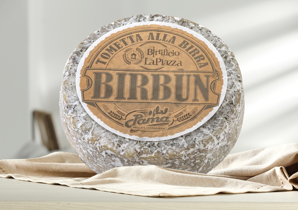 Birbun Tometta alla Birra è un formaggio artigianale che combina tradizione casearia e innovazione gastronomica. Prodotta con latte vaccino crudo Piemontese e cagliata presamica, questa toma si distingue per l'aggiunta del 5% di birra, che le conferisce un profilo aromatico unico.